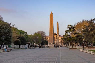 Sultanahmet, İstanbul, 29 Nisan 2021. Avrupa ve Asya kıtaları arasındaki rüya şehir, İstanbul. Sultanahmet Meydanı 'nın tarihi binaları ve doğal güzellikleriyle eski şehir manzarası.. 
