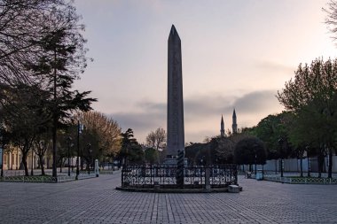 Sultanahmet, İstanbul, 29 Nisan 2021. Avrupa ve Asya kıtaları arasındaki rüya şehir, İstanbul. Sultanahmet Meydanı 'nın tarihi binaları ve doğal güzellikleriyle eski şehir manzarası.. 