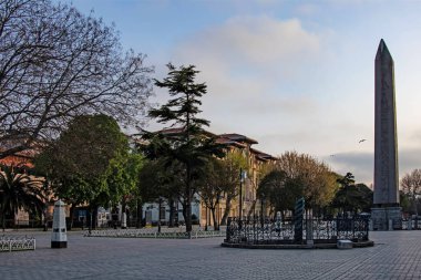 Sultanahmet, İstanbul, 29 Nisan 2021. Avrupa ve Asya kıtaları arasındaki rüya şehir, İstanbul. Sultanahmet Meydanı 'nın tarihi binaları ve doğal güzellikleriyle eski şehir manzarası.. 
