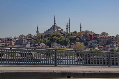 İstanbul, Hindi-Nisan 29. 2021. Avrupa ve Asya kıtaları arasındaki rüya şehir, İstanbul. Tarihi binaları ve doğal güzellikleri ile eski şehir manzarası. 