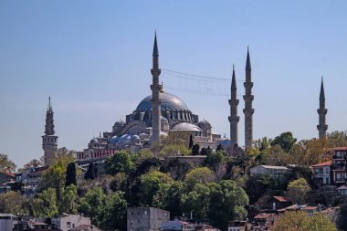 İstanbul, Hindi-Nisan 29. 2021. Avrupa ve Asya kıtaları arasındaki rüya şehir, İstanbul. Tarihi binaları ve doğal güzellikleri ile eski şehir manzarası. 