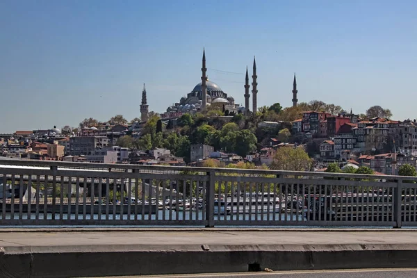 İstanbul, Hindi-Nisan 29. 2021. Avrupa ve Asya kıtaları arasındaki rüya şehir, İstanbul. Tarihi binaları ve doğal güzellikleri ile eski şehir manzarası. 
