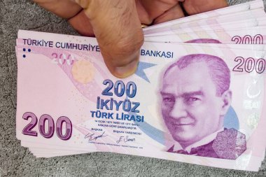 200 Türk Lirası.