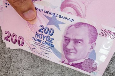200 Türk Lirası.