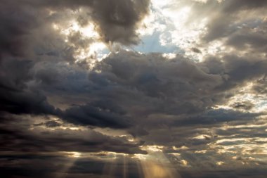 dramatik gökyüzü ve güneş ışığıyla yağmur bulutları
