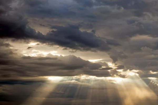 Ciel Dramatique Nuages Pluie Avec Des Lumières Soleil — Photo