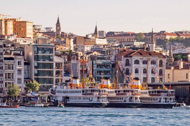 İstanbul, Türkiye-Mayıs 19.2021 Karaköy ve tarihi binaları bulunan Eminonu sahil manzaralı eski şehir manzarası.