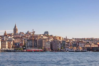 İstanbul, Türkiye-Mayıs 19.2021 Karaköy ve tarihi binaları bulunan Eminonu sahil manzaralı eski şehir manzarası.
