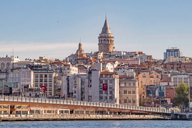 İstanbul, Türkiye-Mayıs 19.2021 Karaköy ve tarihi binaları bulunan Eminonu sahil manzaralı eski şehir manzarası.