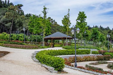 Halkali, istanbul, Türkiye - 20 Mayıs 2021 Halkali Halk Parkı 'ndan İstanbul' daki doğa, yeşil alanlar ve mimari güzellikleri ile bahar manzarası.
