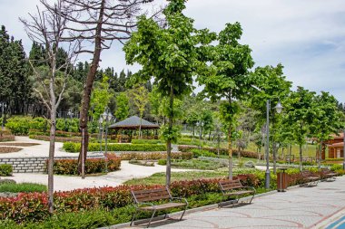Halkali, istanbul, Türkiye - 20 Mayıs 2021 Halkali Halk Parkı 'ndan İstanbul' daki doğa, yeşil alanlar ve mimari güzellikleri ile bahar manzarası.