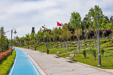 Halkali, istanbul, Türkiye - 20 Mayıs 2021 Halkali Halk Parkı 'ndan İstanbul' daki doğa, yeşil alanlar ve mimari güzellikleri ile bahar manzarası.
