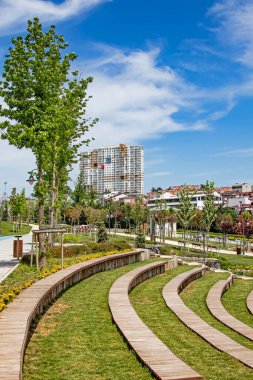 Halkali, istanbul, Türkiye - 20 Mayıs 2021 Halkali Halk Parkı 'ndan İstanbul' daki doğa, yeşil alanlar ve mimari güzellikleri ile bahar manzarası.