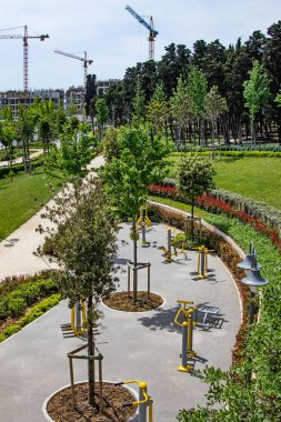 Halkali, istanbul, Türkiye - 20 Mayıs 2021 Halkali Halk Parkı 'ndan İstanbul' daki doğa, yeşil alanlar ve mimari güzellikleri ile bahar manzarası.