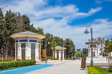 Halkali, istanbul, Türkiye - 20 Mayıs 2021 Halkali Halk Parkı 'ndan İstanbul' daki doğa, yeşil alanlar ve mimari güzellikleri ile bahar manzarası.