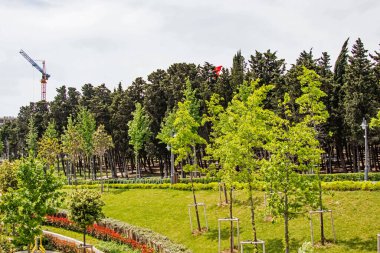 Halkali, istanbul, Türkiye - 20 Mayıs 2021 Halkali Halk Parkı 'ndan İstanbul' daki doğa, yeşil alanlar ve mimari güzellikleri ile bahar manzarası.