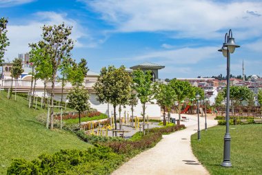 Halkali, istanbul, Türkiye - 20 Mayıs 2021 Halkali Halk Parkı 'ndan İstanbul' daki doğa, yeşil alanlar ve mimari güzellikleri ile bahar manzarası.