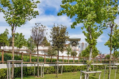 Halkali, istanbul, Türkiye - 20 Mayıs 2021 Halkali Halk Parkı 'ndan İstanbul' daki doğa, yeşil alanlar ve mimari güzellikleri ile bahar manzarası.