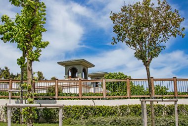 Halkali, istanbul, Türkiye - 20 Mayıs 2021 Halkali Halk Parkı 'ndan İstanbul' daki doğa, yeşil alanlar ve mimari güzellikleri ile bahar manzarası.