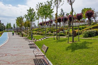 Halkali, istanbul, Türkiye - 20 Mayıs 2021 Halkali Halk Parkı 'ndan İstanbul' daki doğa, yeşil alanlar ve mimari güzellikleri ile bahar manzarası.