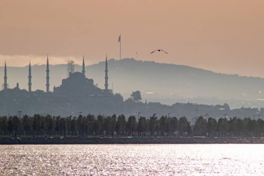 İstanbul 'un Yedikule Sahili' ndeki camilerinin silueti, 25 Mayıs 2021..