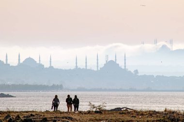İstanbul 'un Yedikule Sahili' ndeki camilerinin silueti, 25 Mayıs 2021..