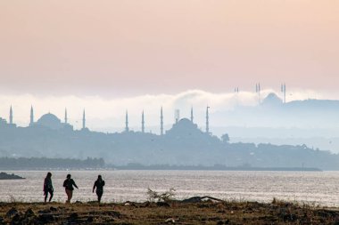 İstanbul 'un Yedikule Sahili' ndeki camilerinin silueti, 25 Mayıs 2021..