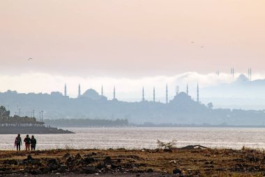 İstanbul 'un Yedikule Sahili' ndeki camilerinin silueti, 25 Mayıs 2021..
