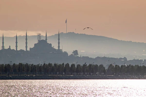 イスタンブール トルコ 5月25 2021早朝にYedikule海岸からイスタンブールのモスクのシルエット — ストック写真