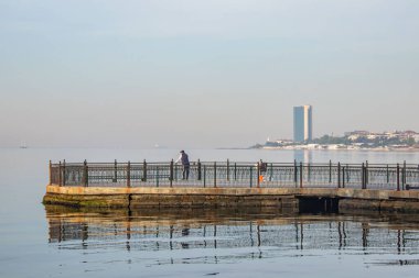 atakoy, istanbul, 24 Mayıs 2021 deniz manzarası ve Atakoy bölgesindeki Baruthane halk parkından Marmara deniz manzarası ve sabahın erken saatleri.