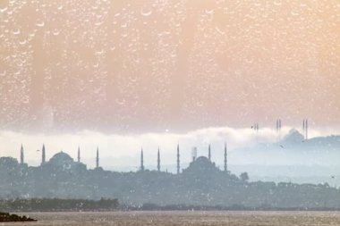 İstanbul 'un simgeleri, camilerin siluetleri ve yağmur damlaları