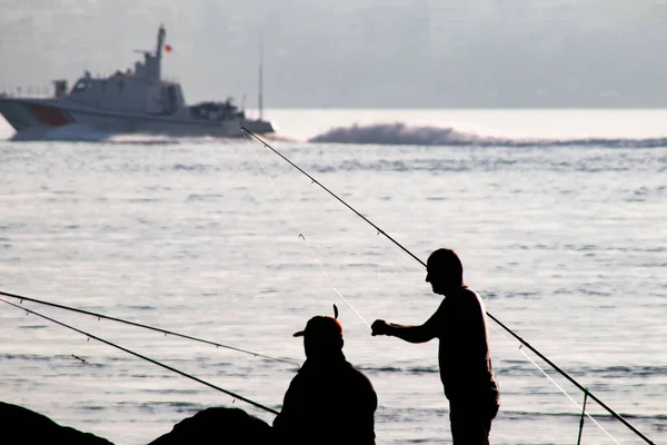 Silhuetas Pescadores Amadores Com Varas Pesca Costa Início Manhã —  Vetores de Stock