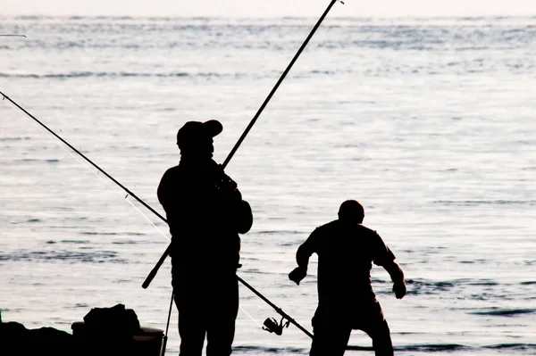 Silhuetas Pescadores Amadores Com Varas Pesca Costa Início Manhã —  Vetores de Stock