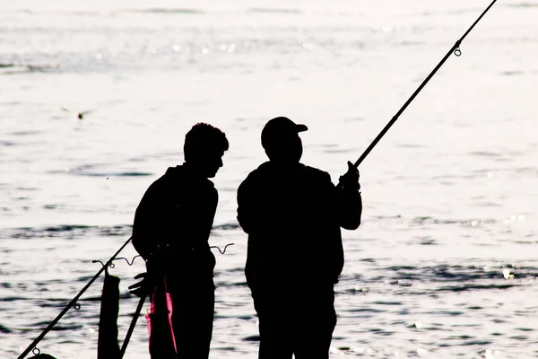 Σιλουέτες Ερασιτεχνών Ψαράδων Καλάμια Ψαρέματος Στην Παραλία Νωρίς Πρωί — Διανυσματικό Αρχείο