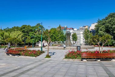 Taksim, istanbul, Türkiye-9 Haziran 2021 Taksim Meydanı 'ndan yeşil parkları, İstanbul' daki geniş meydanı, tarihi ve modern binaları ile birlikte yaz manzarası.