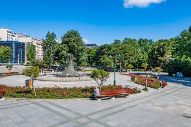 Taksim, istanbul, Türkiye-9 Haziran 2021 Taksim Meydanı 'ndan yeşil parkları, İstanbul' daki geniş meydanı, tarihi ve modern binaları ile birlikte yaz manzarası.