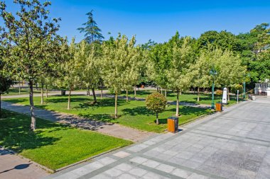 Taksim, istanbul, Türkiye-9 Haziran 2021 Taksim Meydanı 'ndan yeşil parkları, İstanbul' daki geniş meydanı, tarihi ve modern binaları ile birlikte yaz manzarası.