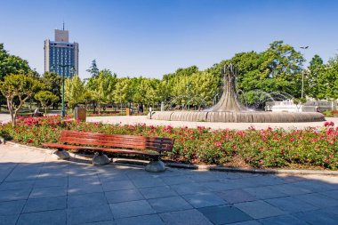 Taksim, istanbul, Türkiye-9 Haziran 2021 Taksim Meydanı 'ndan yeşil parkları, İstanbul' daki geniş meydanı, tarihi ve modern binaları ile birlikte yaz manzarası.