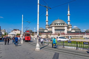 Taksim, istanbul, Türkiye-9 Haziran 2021 Taksim Meydanı 'ndan yeşil parkları, İstanbul' daki geniş meydanı, tarihi ve modern binaları ile birlikte yaz manzarası.