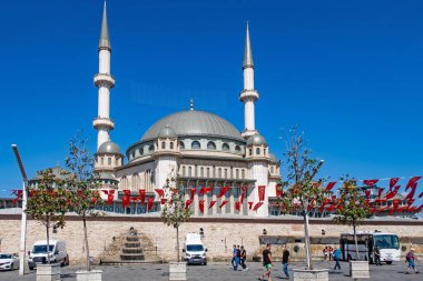 Taksim, istanbul, Türkiye-9 Haziran 2021 Taksim Meydanı 'ndan yeşil parkları, İstanbul' daki geniş meydanı, tarihi ve modern binaları ile birlikte yaz manzarası.