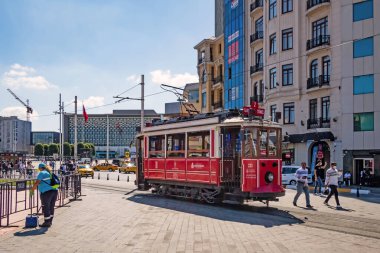 Taksim, istanbul, Türkiye-9 Haziran 2021 Taksim Meydanı 'ndan yeşil parkları, İstanbul' daki geniş meydanı, tarihi ve modern binaları ile birlikte yaz manzarası.
