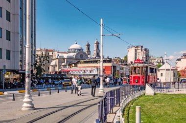Taksim, istanbul, Türkiye-9 Haziran 2021 Taksim Meydanı 'ndan yeşil parkları, İstanbul' daki geniş meydanı, tarihi ve modern binaları ile birlikte yaz manzarası.