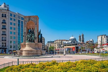 Taksim, istanbul, Türkiye-9 Haziran 2021 Taksim Meydanı 'ndan yeşil parkları, İstanbul' daki geniş meydanı, tarihi ve modern binaları ile birlikte yaz manzarası.