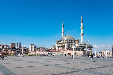 Taksim, istanbul, Türkiye-9 Haziran 2021 Taksim Meydanı 'ndan yeşil parkları, İstanbul' daki geniş meydanı, tarihi ve modern binaları ile birlikte yaz manzarası.