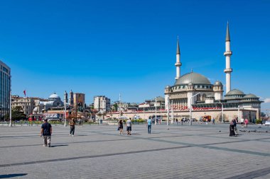 Taksim, istanbul, Türkiye-9 Haziran 2021 Taksim Meydanı 'ndan yeşil parkları, İstanbul' daki geniş meydanı, tarihi ve modern binaları ile birlikte yaz manzarası.
