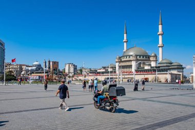 Taksim, istanbul, Türkiye-9 Haziran 2021 Taksim Meydanı 'ndan yeşil parkları, İstanbul' daki geniş meydanı, tarihi ve modern binaları ile birlikte yaz manzarası.
