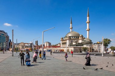 Taksim, istanbul, Türkiye-9 Haziran 2021 Taksim Meydanı 'ndan yeşil parkları, İstanbul' daki geniş meydanı, tarihi ve modern binaları ile birlikte yaz manzarası.