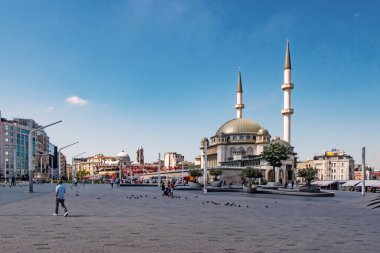 Taksim, istanbul, Türkiye-9 Haziran 2021 Taksim Meydanı 'ndan yeşil parkları, İstanbul' daki geniş meydanı, tarihi ve modern binaları ile birlikte yaz manzarası.