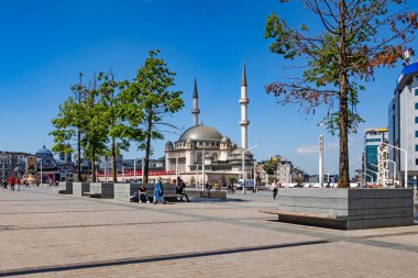 Taksim, istanbul, Türkiye-9 Haziran 2021 Taksim Meydanı 'ndan yeşil parkları, İstanbul' daki geniş meydanı, tarihi ve modern binaları ile birlikte yaz manzarası.