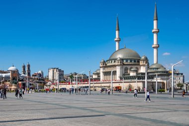 Taksim, istanbul, Türkiye-9 Haziran 2021 Taksim Meydanı 'ndan yeşil parkları, İstanbul' daki geniş meydanı, tarihi ve modern binaları ile birlikte yaz manzarası.